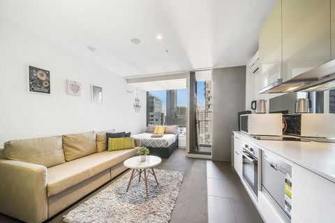 A Charming Studio With Stunning City Views - Southport Accommodation 0