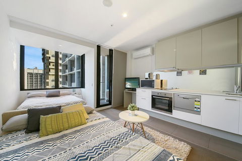 A Charming Studio With Stunning City Views - Southport Accommodation 2