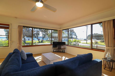 A Reflection On The Lake - Southport Accommodation 3