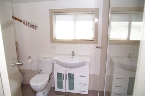 AAA Views, 2 View Street - Southport Accommodation 3