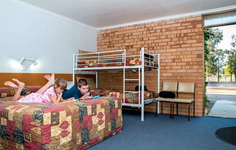 Abajaz Motor Inn - Accommodation Southport 1