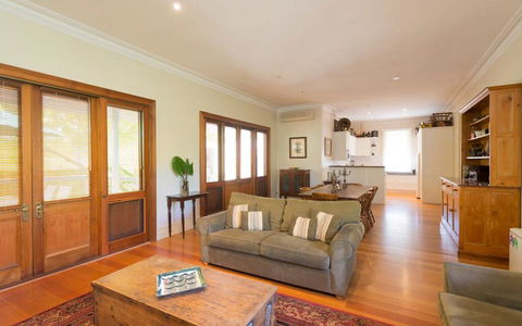 Abaleen House - Southport Accommodation 3