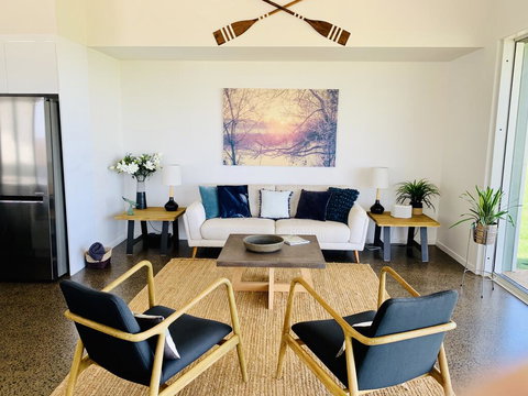 Absolute Beachfront & Secluded New Home - Accommodation Southport 3