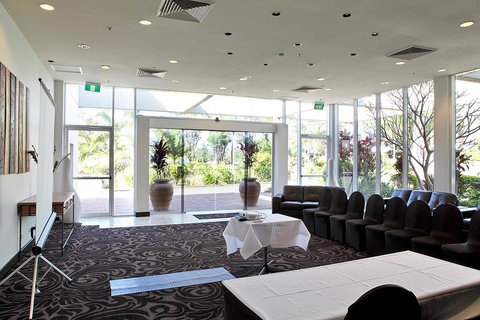 Absolute Beachfront Opal Cove Resort - Accommodation Southport 2