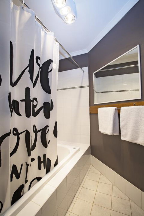 Acacia 2 - Luxurious Holiday Townhouse - Accommodation Southport 3