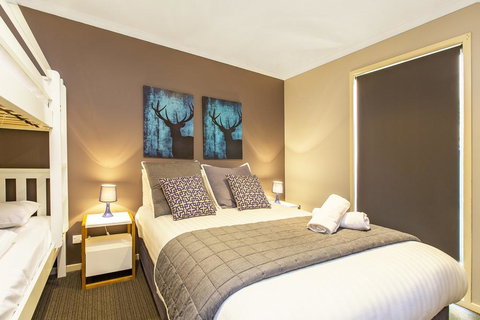 Acacia 2 - Luxurious Holiday Townhouse - Accommodation Southport 2