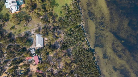 Acacia Lakehouse - The Lake At Your Doorstep - Southport Accommodation 1