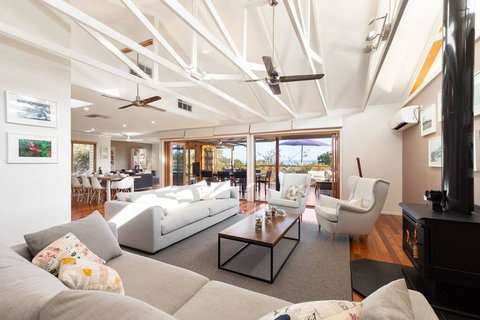 Acqua Vista - Water View, Fireplace, Walk To Beach - Accommodation Southport 0