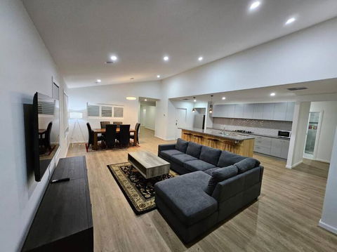 E 4 Room Retreat Family Friendly - Southport Accommodation 0