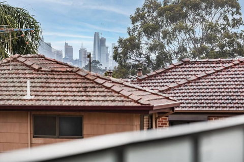 GLAD3 Gladesville Getaway Bright & Contemporary - Accommodation Southport 1