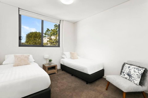 GLAD3 Gladesville Getaway Bright & Contemporary - Accommodation Southport 2