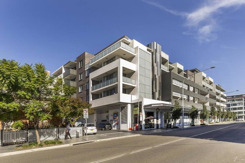 GLAD3 Gladesville Getaway Bright & Contemporary - Accommodation Southport 3