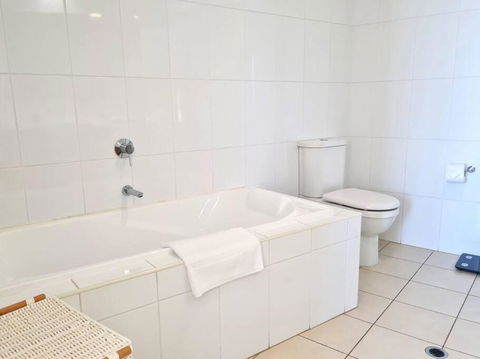 Glam Apartment 21 - Southport Accommodation 4