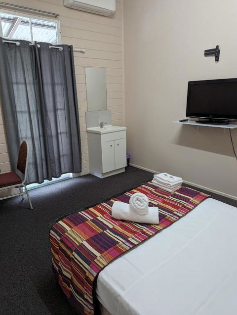GRAND CENTRAL HOTEL PROSERPINE - Southport Accommodation 3