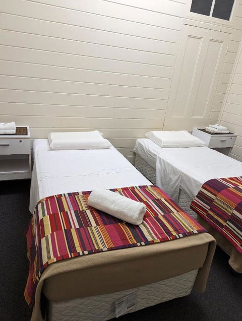 GRAND CENTRAL HOTEL PROSERPINE - Southport Accommodation 4