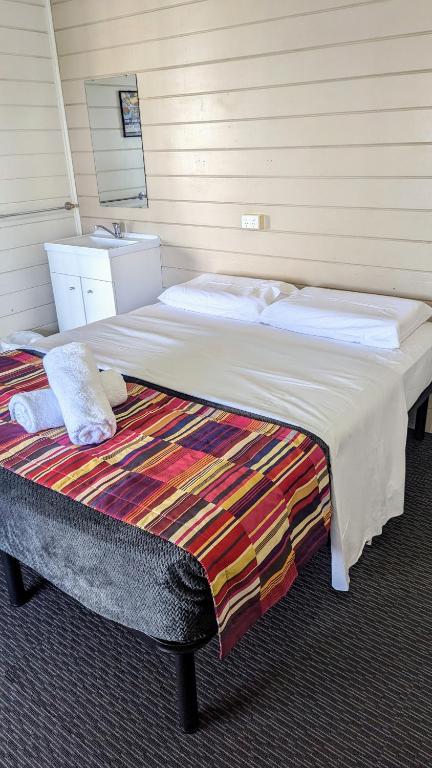 GRAND CENTRAL HOTEL PROSERPINE - Southport Accommodation 0
