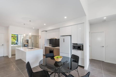 H6B - Round About Bulimba - Southport Accommodation 0
