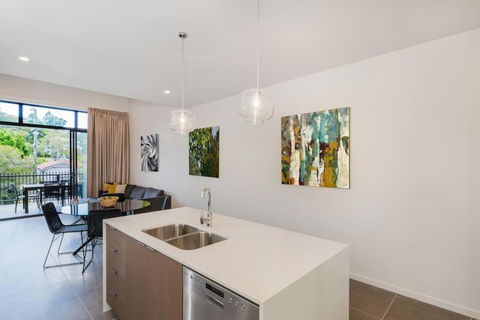 H6B - Round About Bulimba - Southport Accommodation 1