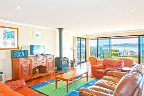 HAIS18G - Riverside Delight - Southport Accommodation 0