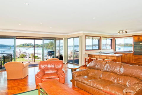 HAIS18G - Riverside Delight - Southport Accommodation 1