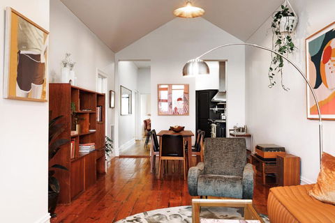 Henry Home - Southport Accommodation 1
