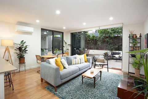 Huge 3 Bed Camperdown Garden Apt W Parking Aircon - Southport Accommodation 0