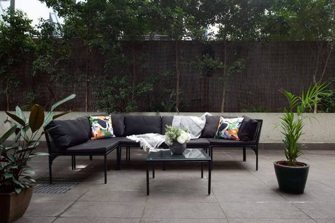 Huge 3 Bed Camperdown Garden Apt W Parking Aircon - Southport Accommodation 1