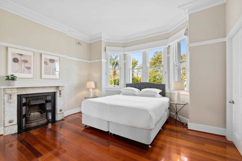 Huge Harbour View Apartment In Historic Home - Southport Accommodation 2