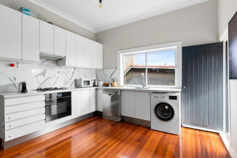 Huge Harbour View Apartment In Historic Home - Southport Accommodation 3