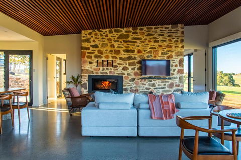 Hutton Vale Farm JHA Stone Cellar - Southport Accommodation 3