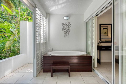 In The Tropics Balcony Oasis At The Beach Club - Accommodation Southport 3