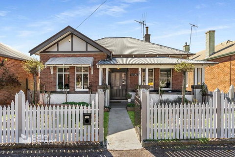 Incredible Location 2 Bed CBD Dream - Accommodation Southport 0