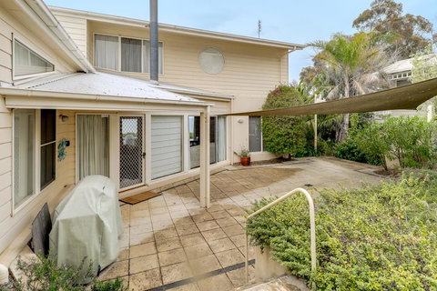 Aegina - Accommodation Southport 2