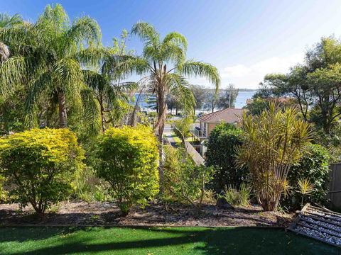Aislinn' 3/273 Corrie Parade - Air Con, Water Views, BBQ - Accommodation Southport 3