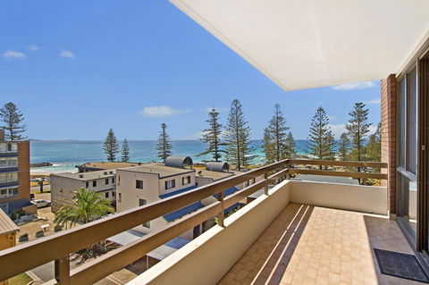Akuna 23 6 Joffre Street - Southport Accommodation 3