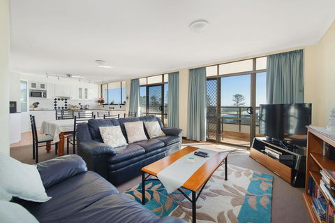 Akuna 23 6 Joffre Street - Southport Accommodation 1