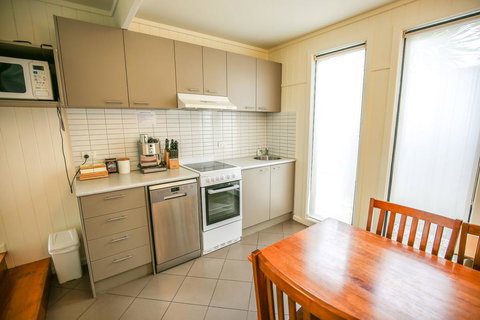 Allambie Cottages - Villa 2 - Accommodation Southport 2