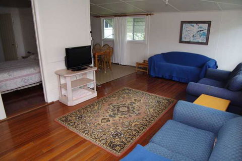 Almare, 7 Gowing Street - Southport Accommodation 2