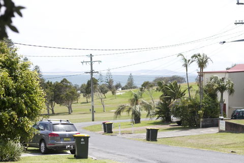 Almare, 7 Gowing Street - Southport Accommodation 0