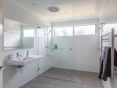 Aloha - Direct Beach Access From Property - Southport Accommodation 3