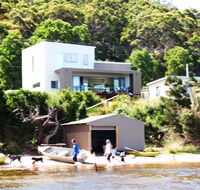 Amazing Ansons Bay Absolute Waterfront Beach House - Southport Accommodation