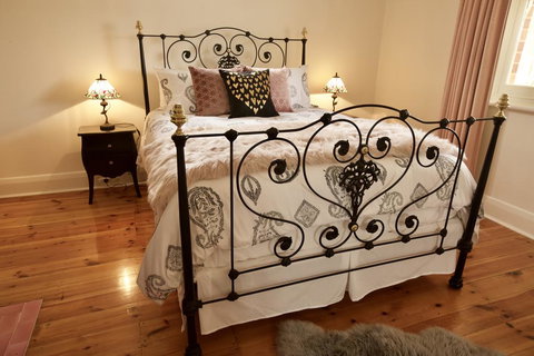 Amongst The Vines Deluxe Retreat - Accommodation Southport 2