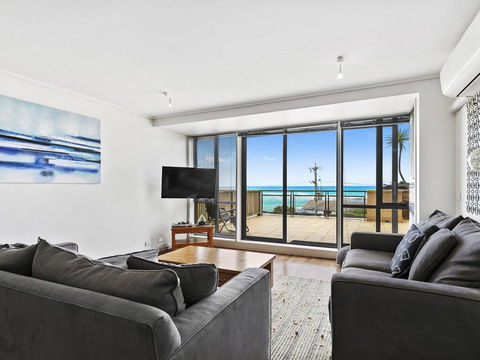 APARTMENT 12 PACIFIC APARTMENTS- Across From The Pier - Southport Accommodation 3