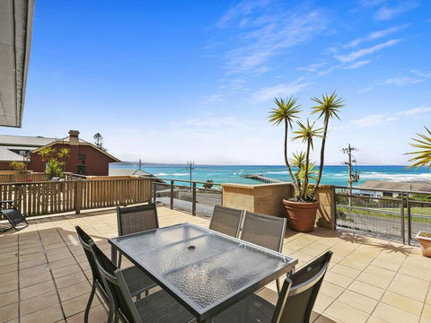APARTMENT 12 PACIFIC APARTMENTS- Across From The Pier - Southport Accommodation 0