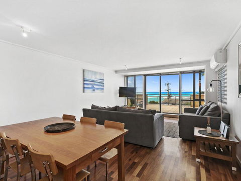 APARTMENT 12 PACIFIC APARTMENTS- Across From The Pier - Southport Accommodation 1