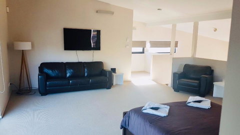 Architecturally Designed Beach House - Accommodation Southport 3