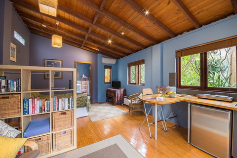 Art & Garden Retreat - Accommodation Southport 1