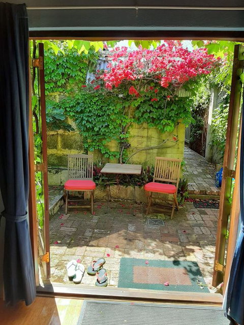 Art & Garden Retreat - Accommodation Southport 3