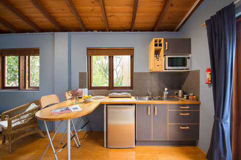 Art & Garden Retreat - Accommodation Southport 2