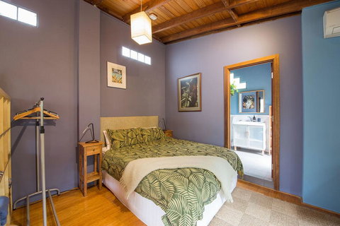 Art & Garden Retreat - Accommodation Southport 0